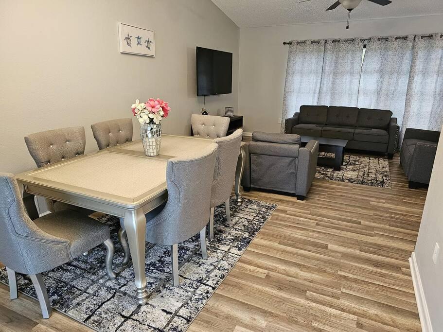 Seabreeze 3-bedroom Pool Close To The Beach!!! *