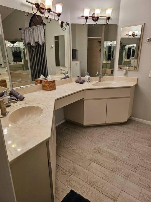 Seabreeze 3-bedroom Pool Close To The Beach!!! *